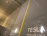 Паркинг и зарядная станция для автомобилей компании Tesla